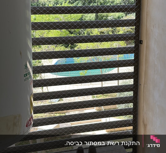 רשת למניעת כניסת יונים במרפסת